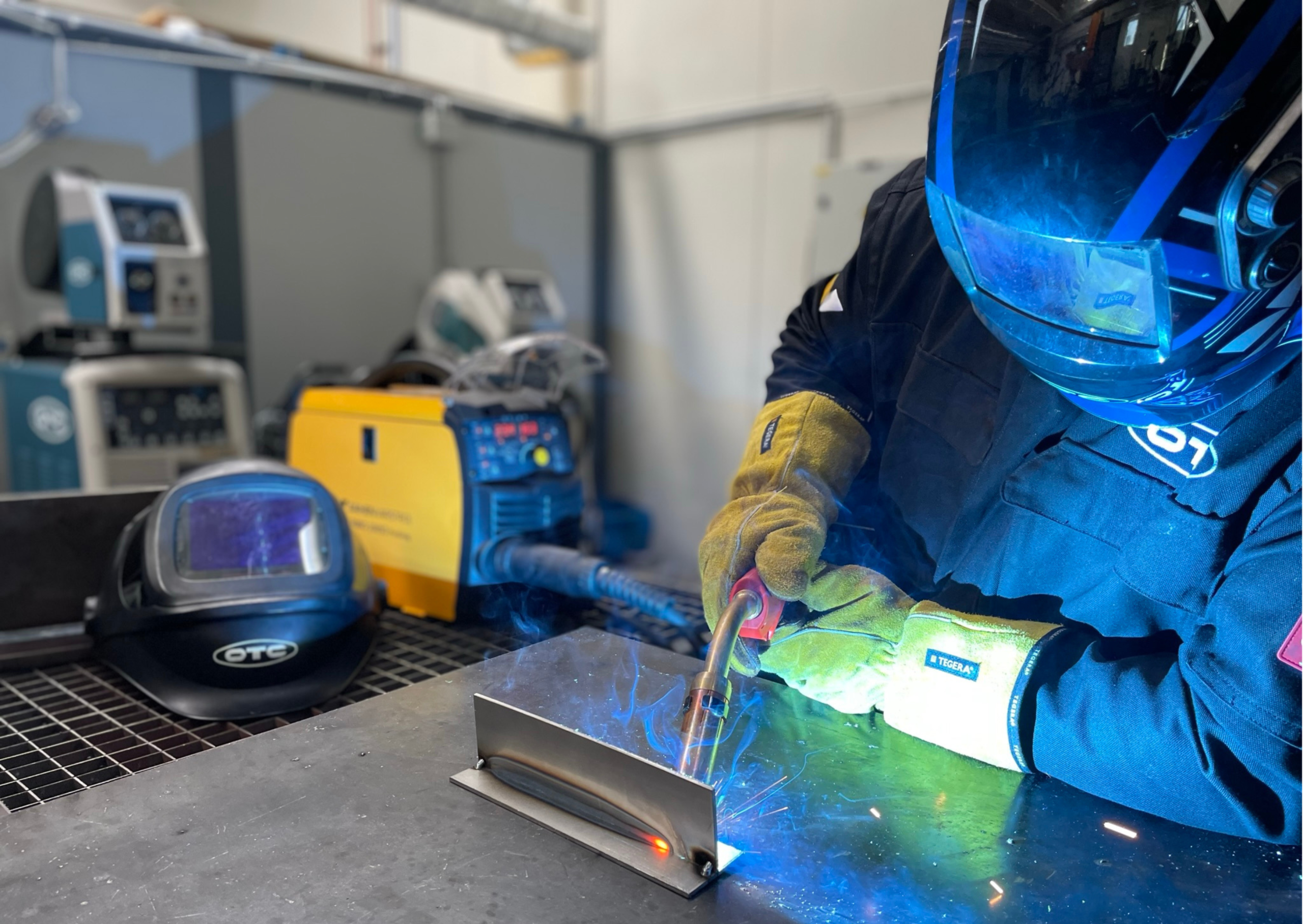 MIG/MAG welding by DAIHEN VARSTROJ