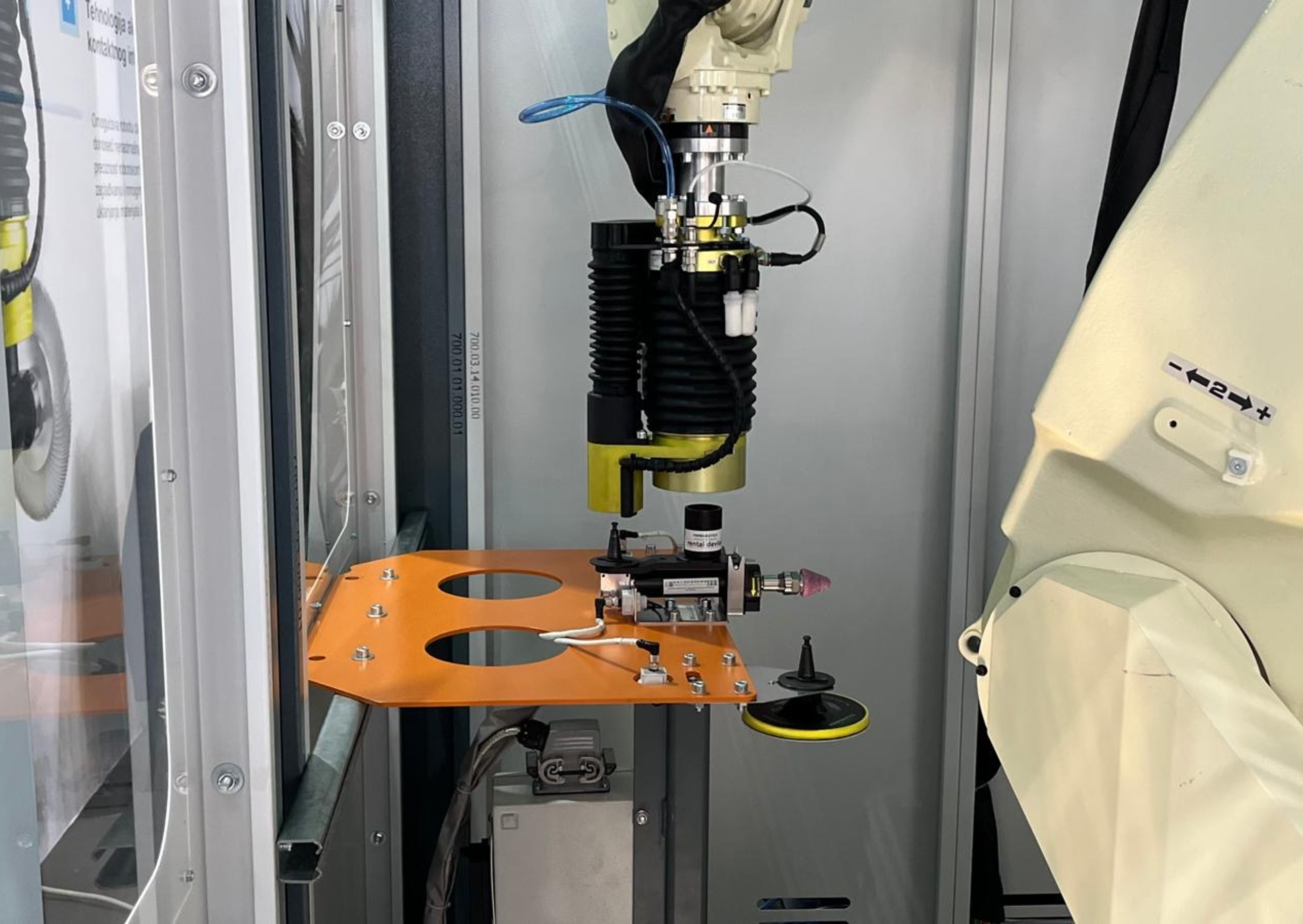 Automated robotic grinding cell by Daihen Varstroj